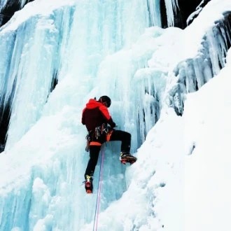 Ascension d'une cascade de glace encadrée par un guide diplômé