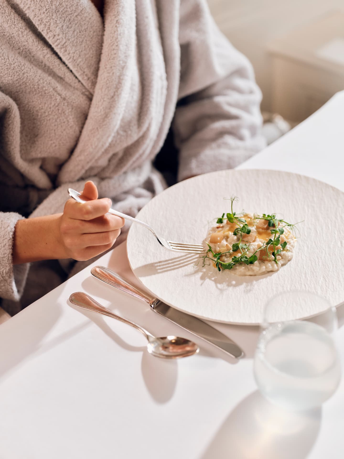 Assiette de la Chenot Diet® plant-based servie en peignoir dans la lumière du matin