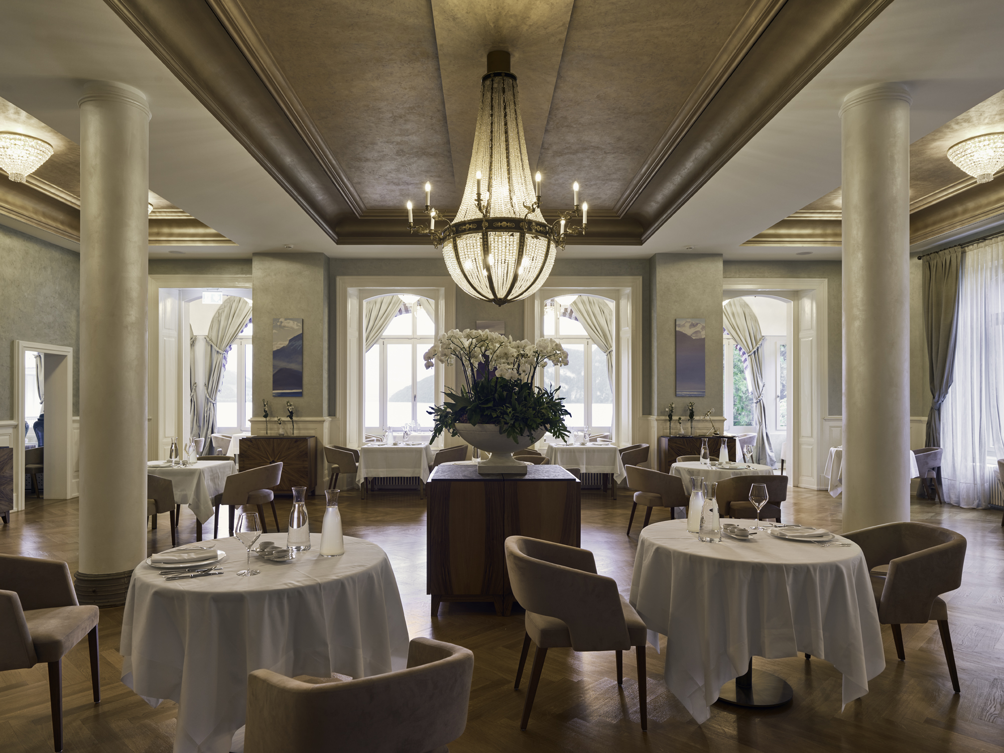 Salle de restaurant du Chenot Palace Weggis, lustre en cristal et vue sur le lac