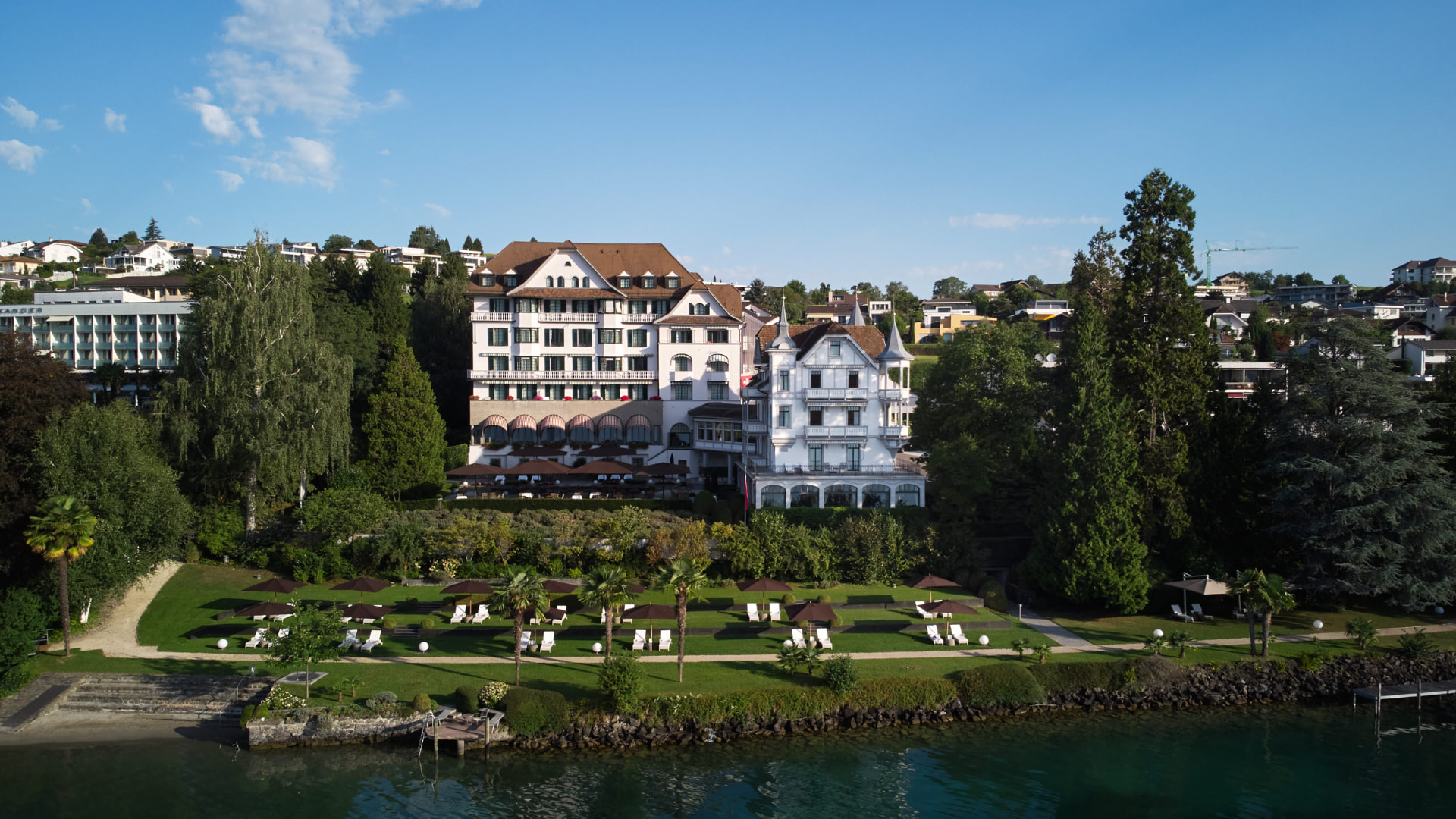 Chenot Palace Weggis vu depuis le lac des Quatre-Cantons, parc et terrasses face à l'eau