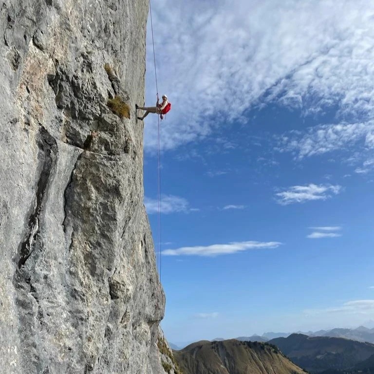 Escalade en longue voie sur une paroi calcaire des Préalpes suisses